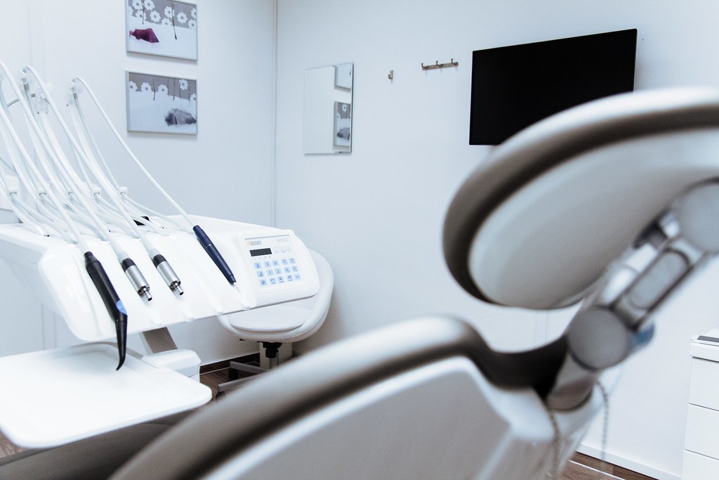Clínica dental moderna y limpia